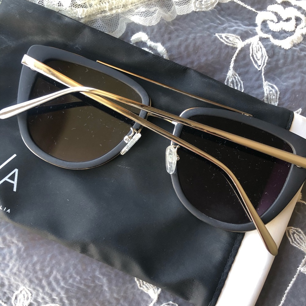 Quay Sunglasses - Picture 3 of 3